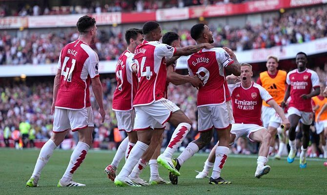 Gabriel Jesús celebra con sus compañeros una anotación del Arsenal