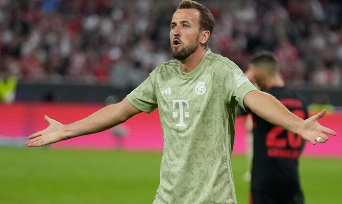 El delantero Harry Kane del Bayern Munich reclama una decisión arbitral
