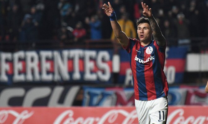 Adam Bareiro festeja un gol de San Lorenzo en la Copa Sudamericana