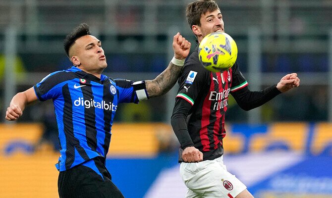 Lautaro Martínez del Inter de Milán ante el Milan por la Serie A