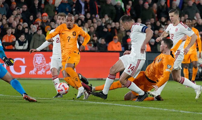 Wout Weghorst y Donyell Malen de Países Bajos en partido contra Gibraltar