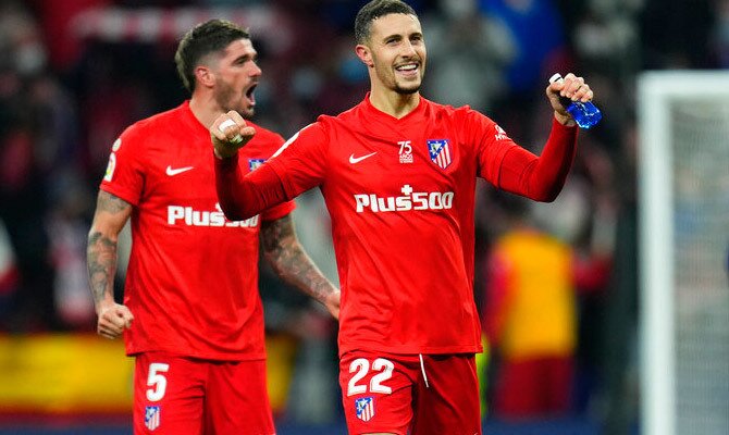 Rodrigo De Paul y Mario Hermoso del Atletico festejan una victoria ante Valencia