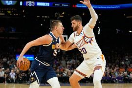 Nikola Jokic de Denver Nuggets en juego de pretemporada en la NBA