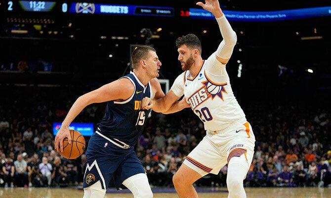 Nikola Jokic de Denver Nuggets en juego de pretemporada en la NBA