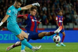 Unai Simon del Athletic ante Marc Guiu del FC Barcelona