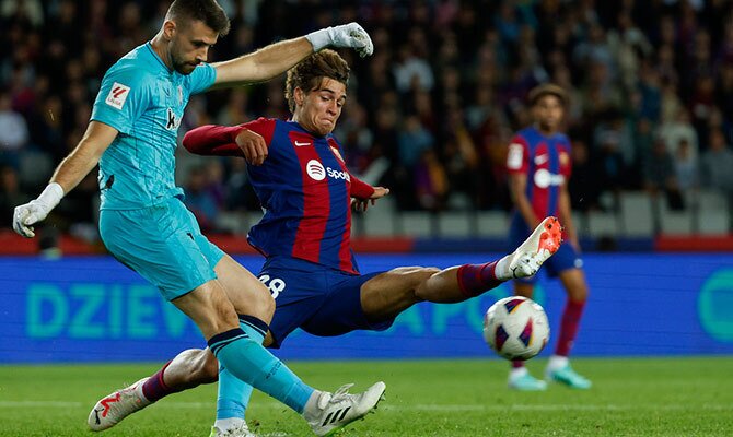 Unai Simon del Athletic ante Marc Guiu del FC Barcelona