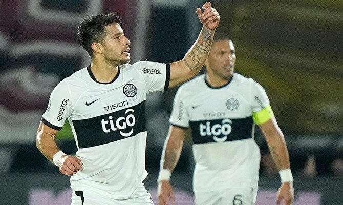 Ivan Torres de Olimpia celebra un gol en la Copa Libertadores