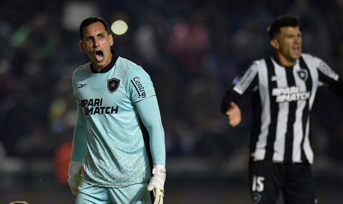 Gatito Fernandez festeja una atajada para Botafogo en Copa Sudamericana