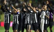 Jugadores de Botafogo saludan a sus hinchas tras una derrota en Argentina