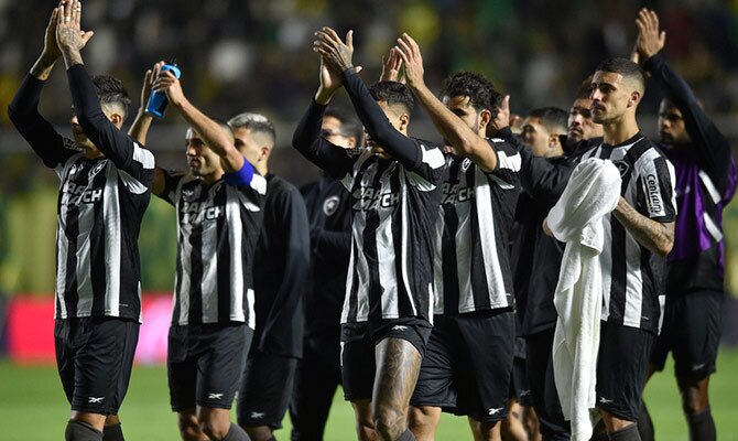 Jugadores de Botafogo saludan a sus hinchas tras una derrota en Argentina