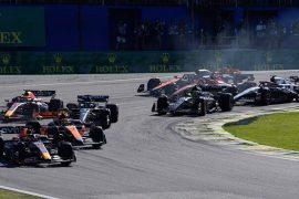 Max Verstappen liderando el GP de Brasil en una curva del circuito de Interlagos