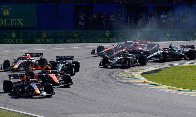 Max Verstappen liderando el GP de Brasil en una curva del circuito de Interlagos