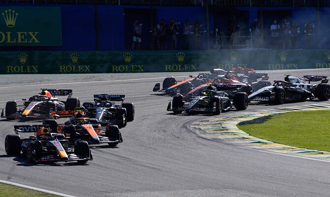 Max Verstappen liderando el GP de Brasil en una curva del circuito de Interlagos