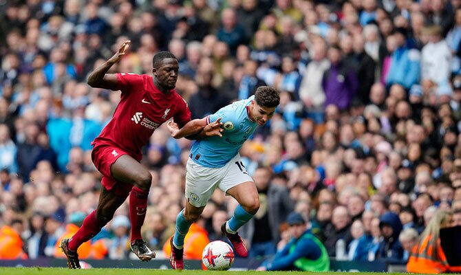 Ibrahima Konate de Liverpool y Julian Alvarez del Manchester City