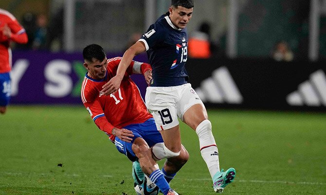 Ramon Sosa de Paraguay choca con Gary Medel de Chile