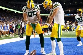 Tucker Kraft y Christian Watson festejan una anotación de Green Bay Packers