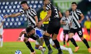 Alvaro Campuzano y Alexander Barboza de Libertad en partido de Sudamericana