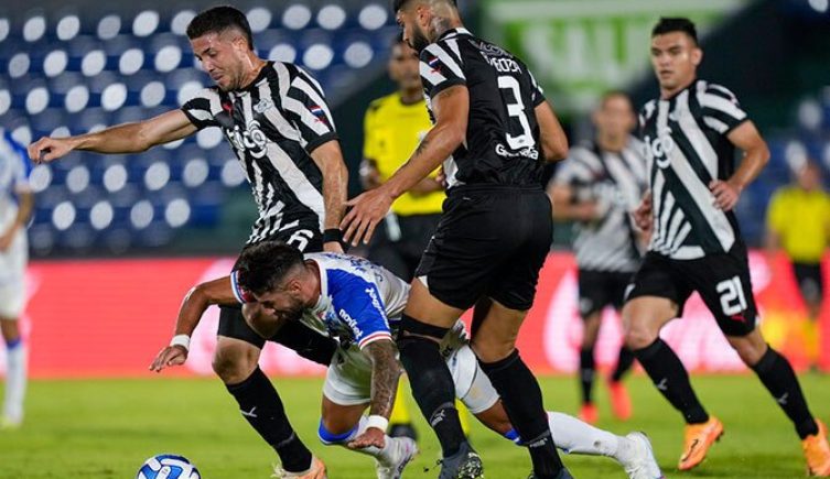 Alvaro Campuzano y Alexander Barboza de Libertad en partido de Sudamericana