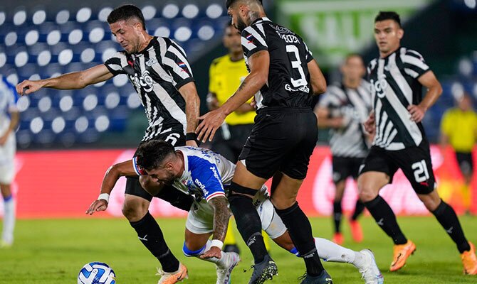 Alvaro Campuzano y Alexander Barboza de Libertad en partido de Sudamericana