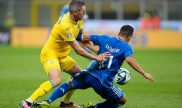Giacomo Raspadori de Italia protege el balon ante Eduard Sarapi de Ucrania