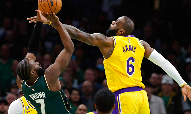 LeBron James de los Lakers bloquea el tiro de Jaylen Brown de los Celtics