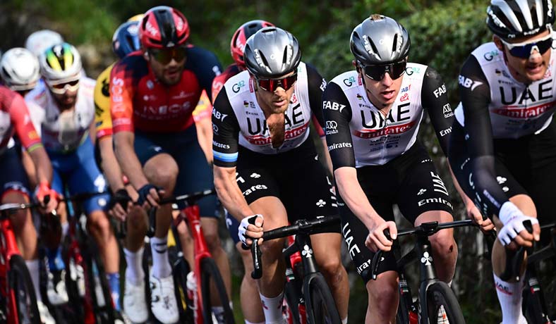 Tadej Pogacar y otros ciclistas en la Milan San Remo 2023