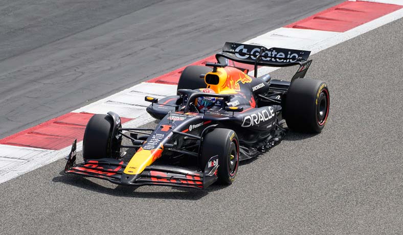 Max Verstappen con su Red Bull en una práctica en Bahrein