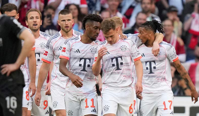 Jugadores del Bayern festejan un gol de Harry Kane