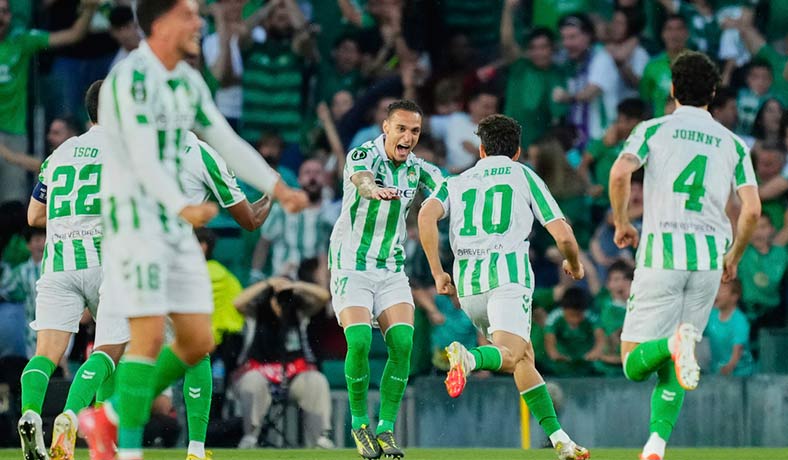Futbolistas del Betis celebran un gol en Conference League