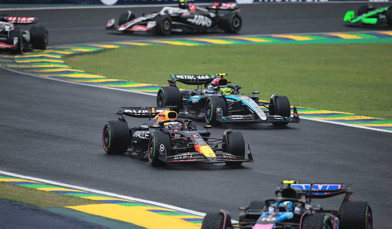 Max Verstappen gira con su Red Bull en el GP de Brasil
