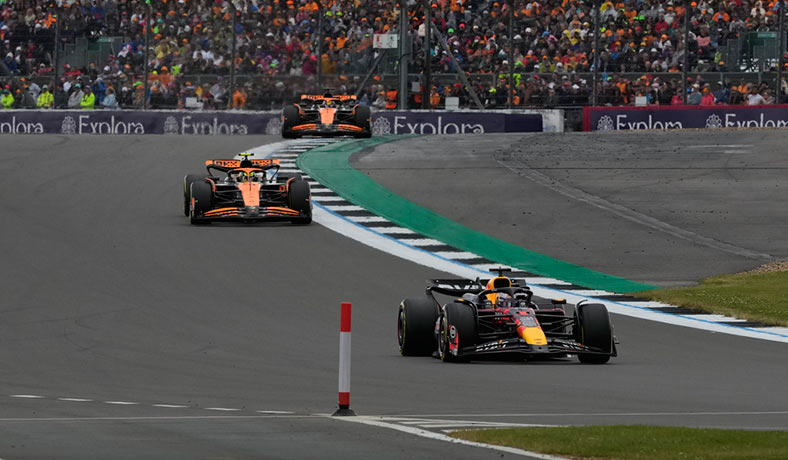 Max Verstappen por delante de los McLaren en Silverstone