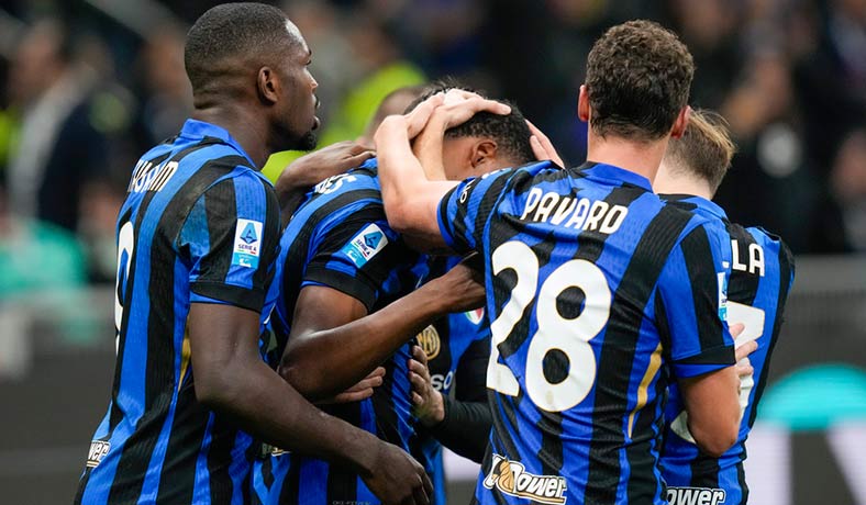Jugadores del Inter celebran un gol de Denzel Dumfries