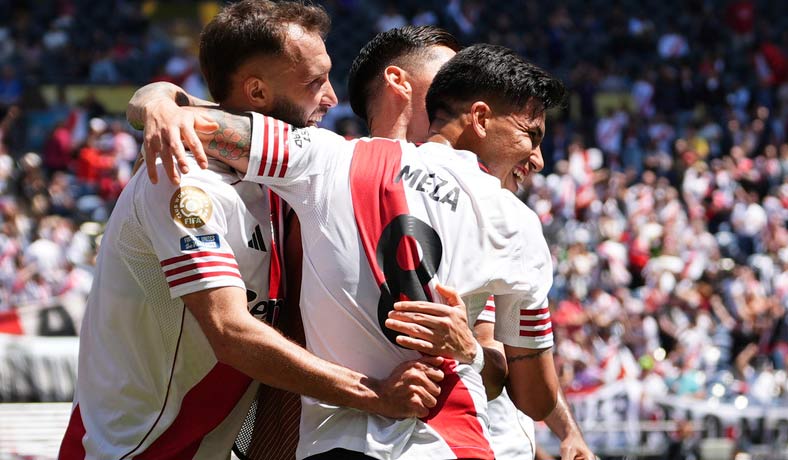 Maximiliano Meza festeja un gol de River ante Urawa Reds