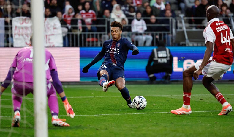 Desire Doue del PSG en partido contra el Brest