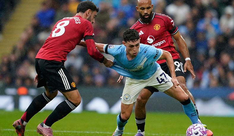 Foden del Manchester United ante Bruno Fernandes del City