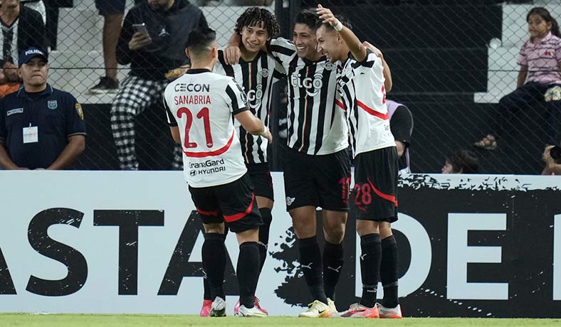 Futbolistas de Libertad celebran un gol de Adrian Alcaraz