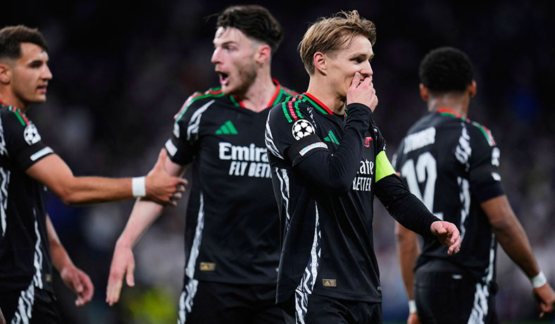 Martin Odegaard festeja un gol del Arsenal en Champions