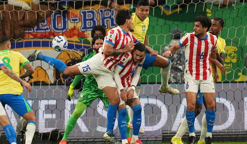 Gustavo Gomez en partido de Paraguay frente a Brasil