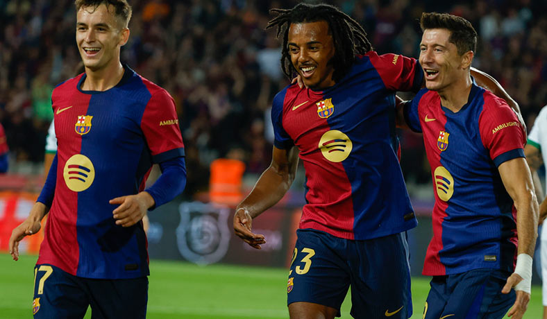 Kounde y Lewandowski festejan un gol del Barcelona