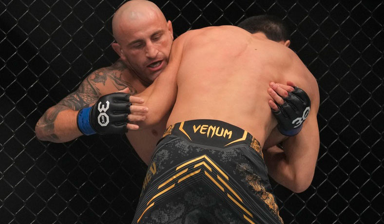 Alex Volkanovski ante Makhachev en un evento de UFC