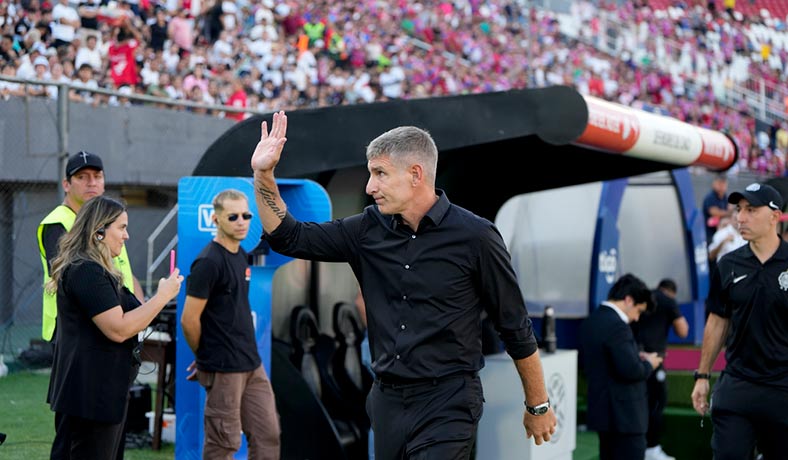 El técnico de Olimpia Martin Palermo en el clasico ante Cerro
