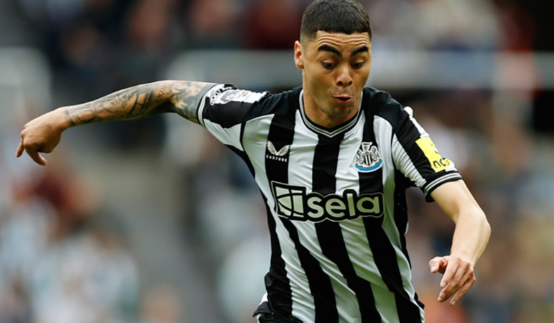 Miguel Almiron de Newcastle en acción en la Liga Premier