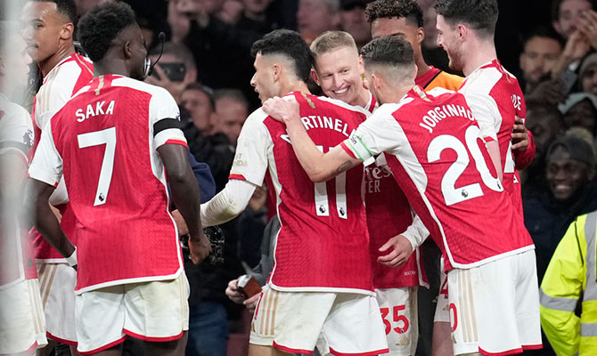 Jugadores del Arsenal celebran un gol de Oleksandr Zinchenko
