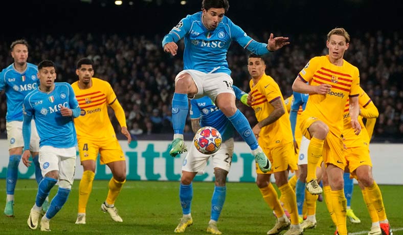 Gio Simeone busca el balon en el Napoli vs Barcelona de Champions