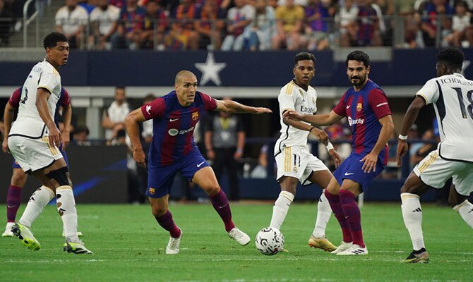 Oriol Romeu y Tchouaméni disputan la pelota en Barcelona vs Real Madrid