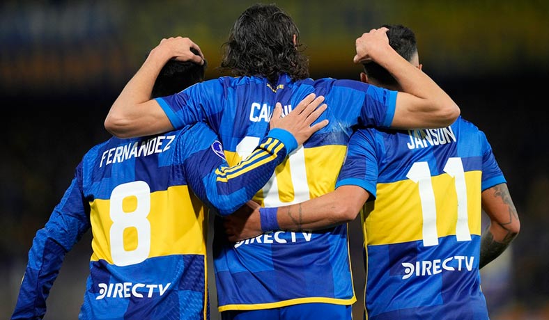 Edinson Cavani festeja un gol de Boca con Pol Fernandez y Lucas Janson