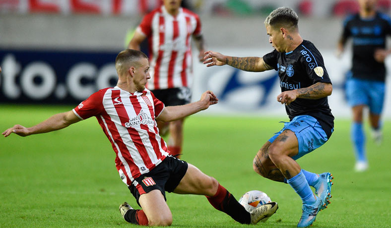 Eros Mancuso de Estudiantes en partido contra Gremio
