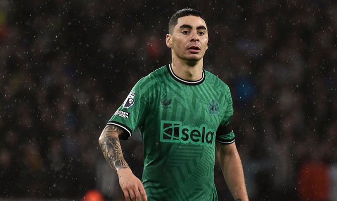 El paraguayo Miguel Almiron en partido del Newcastle en la EPL