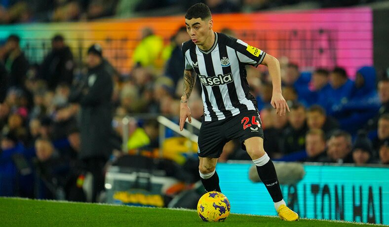 El atacante paraguayo Miguel Almiron en partido contra el Everton