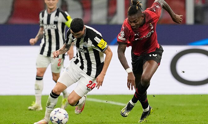 El atacante paraguayo Miguel Almiron en partido de Newcastle contra el Milan